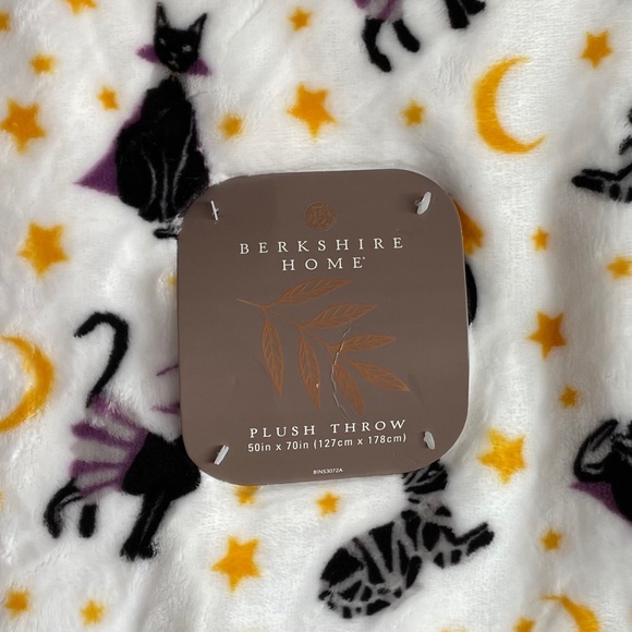 Berkshire Home HALLOWEEN Cat Plush Throw - Picture 2 of 6